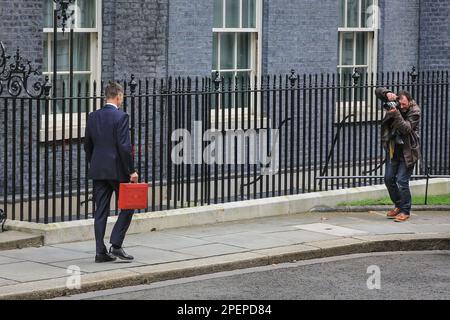 Londra, Regno Unito. 15th Mar, 2023. Jeremy Hunt cammina verso il fotografo di Downing Street Simon Walker. Jeremy Hunt, deputato, Cancelliere dello scacchiere fuori dal numero 11 di Downing Street con l'iconica scatola rossa di spedizione, che la valigetta è conosciuta come, prima che egli consegna il bilancio di primavera al Parlamento. Credit: Imageplotter/Alamy Live News Foto Stock