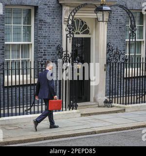 Londra, Regno Unito. 15th Mar, 2023. Jeremy Hunt, deputato, Cancelliere dello scacchiere fuori dal numero 11 di Downing Street con l'iconica scatola rossa di spedizione, che la valigetta è conosciuta come, prima che egli consegna il bilancio di primavera al Parlamento. Credit: Imageplotter/Alamy Live News Foto Stock