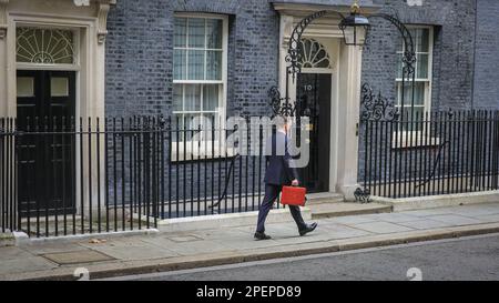 Londra, Regno Unito. 15th Mar, 2023. Jeremy Hunt, deputato, Cancelliere dello scacchiere fuori dal numero 11 di Downing Street con l'iconica scatola rossa di spedizione, che la valigetta è conosciuta come, prima che egli consegna il bilancio di primavera al Parlamento. Credit: Imageplotter/Alamy Live News Foto Stock