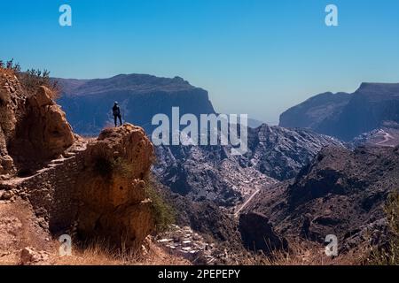 Guardando in Wadi al Muaydin da Jebel Akhdar, Oman Foto Stock