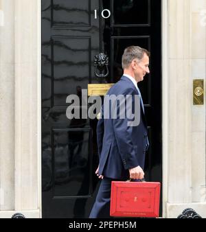 Jeremy Hunt MP (con: South West Surry) Cancelliere dello scacchiere, lasciando Downing Street per consegnare il suo primo budget, il 15th marzo 2023 Foto Stock