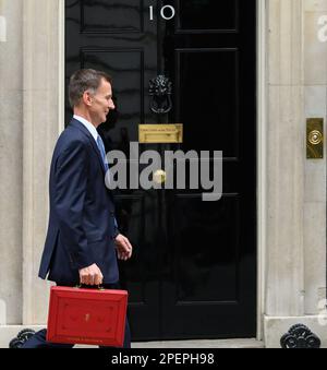 Jeremy Hunt MP (con: South West Surry) Cancelliere dello scacchiere, lasciando Downing Street per consegnare il suo primo budget, il 15th marzo 2023 Foto Stock