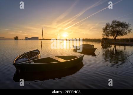 Barche sul lago Albufera al tramonto (Valencia - Spagna) Foto Stock