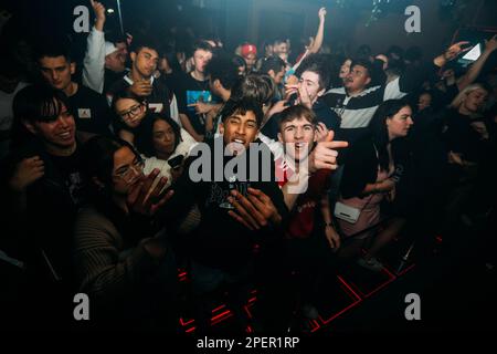 Rave! Un gruppo di giovani adulti danza e godersi l'atmosfera elettrica di un club, muovendosi al ritmo di musica energetica e luci colorate.' Foto Stock