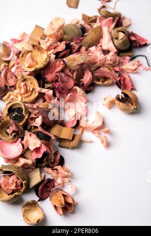 Primo piano di petali di rosa essiccati su uno schermo adatto per affumare  carne e pesce Foto stock - Alamy