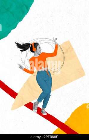 Collage di giovani eccitati danzanti donne positive divertirsi ascoltare cuffie wireless banner pubblicità colonna sonora preferita isolato su sfondo disegno Foto Stock