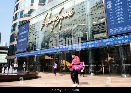 Hong Kong, Cina. 16th Mar, 2023. La gente passa fuori dalla piazza dello scambio. (Credit Image: © Keith Tsuji/ZUMA Press Wire) SOLO PER USO EDITORIALE! Non per USO commerciale! Foto Stock