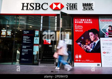 Hong Kong, Cina. 16th Mar, 2023. Una signora entra in un ramo di HSBC. (Credit Image: © Keith Tsuji/ZUMA Press Wire) SOLO PER USO EDITORIALE! Non per USO commerciale! Foto Stock