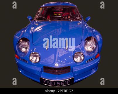 Vista frontale isolata di un Blue, 1967, Renault Alpine A110, in mostra al London Classic Car Show 2023 Foto Stock