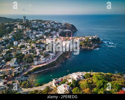 Un'antenna di Marina nello skyline di Acapulco circondata dalla spiaggia e dal mare Foto Stock