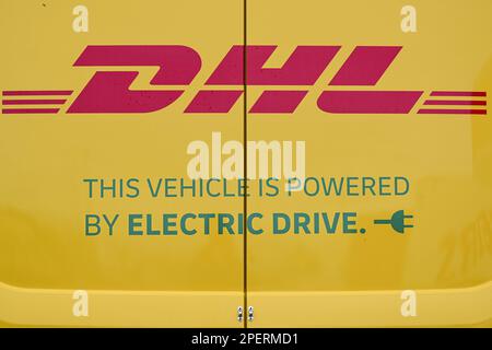 L'immagine mostra il logo DHL durante l'inaugurazione ufficiale e la prima consegna dei nuovi veicoli Ford e-Transit in Belgio al DHL Express CityHub Blue Gate di Anversa, giovedì 16 marzo 2023. La conferenza stampa segna l'inaugurazione ufficiale delle feste e l'aggiunta di 100 nuovi furgoni elettrici Ford alla flotta DHL Express Belgium. Con l'aggiunta dei nuovi veicoli, DHL Express, il servizio espresso internazionale di Deutsche Post DHL, è un passo più vicino alla sua missione di essere completamente CO2 neutrale entro il 2050. FOTO DI BELGA DIRK WAEM Foto Stock