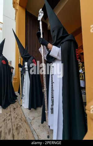 Arahal. Siviglia. Spagna. 15th aprile 2022. Penitenti della fraternità del Santo Engerro (Santa sepoltura), da Arahal (Siviglia), durante i processi Foto Stock