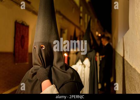 Arahal. Siviglia. Spagna. 15th aprile 2022. Penitenti della fraternità del Santo Engerro (Santa sepoltura), da Arahal (Siviglia), durante i processi Foto Stock