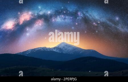 Arco Via Lattea sulle splendide montagne nella notte stellata Foto Stock