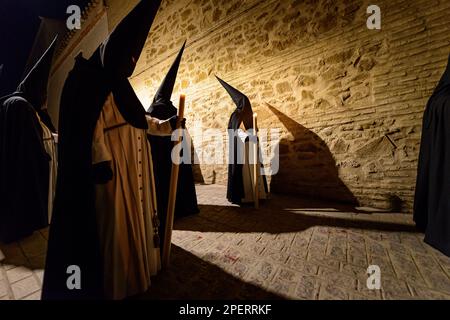 Arahal. Siviglia. Spagna. 15th aprile 2022. Penitenti della fraternità del Santo Engerro (Santa sepoltura), da Arahal (Siviglia), durante i processi Foto Stock