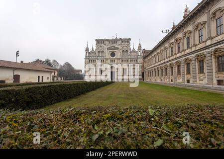 PAVIA, ITALIA, 28 DICEMBRE 2022 - Vista della Certosa di Pavia, Monastero di Santa Maria delle grazie, il complesso monumentale storico che comprende un monas Foto Stock