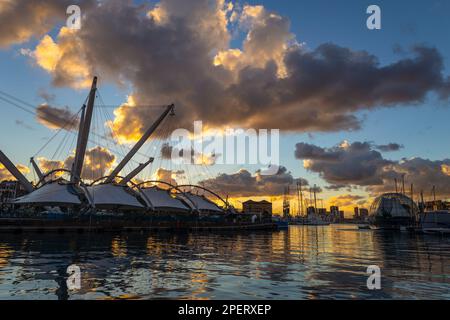 GENOVA, ITALIA, 5 DICEMBRE 2022 - veduta del Porto Antico di Genova al tramonto con cielo coperto di nuvole, Italia Foto Stock