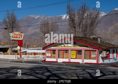 Lone Pine, CA, USA - 9th febbraio 2023 - Frosty Chalet chiuso per la stagione Foto Stock