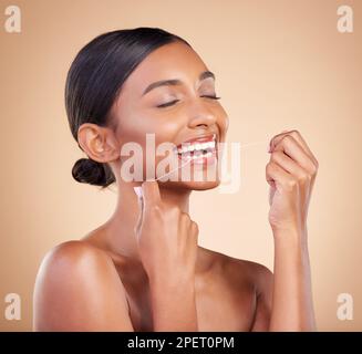 Donna, denti e filo interdentale per la cura dentale, dentista o assistenza sanitaria e la cura della pelle sullo sfondo dello studio. Buone mani femminili con filo interdentale per bocca, orale Foto Stock