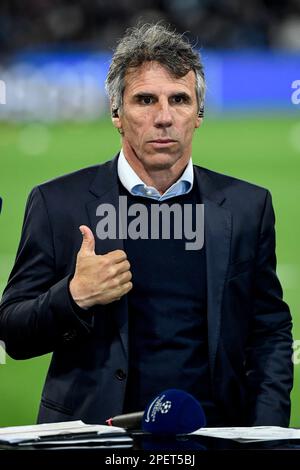 L'ex giocatore e oppinionista della televisione Gianfranco Zola ha preceduto la partita di calcio della Champions League tra SSC Napoli e Eintracht Frankfurt Foto Stock