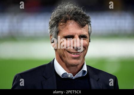 L'ex giocatore e oppinionista televisivo Gianfranco Zola sorride prima della partita di calcio della Champions League tra SSC Napoli e Eintracht Frankfurt A. Foto Stock