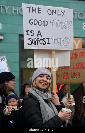 I medici in sciopero sopra pagano davanti a Bristol Royal Infirmary, Bristol, Inghilterra, Regno Unito, 15 marzo 2023. Medici junior membri del Medi britannico Foto Stock