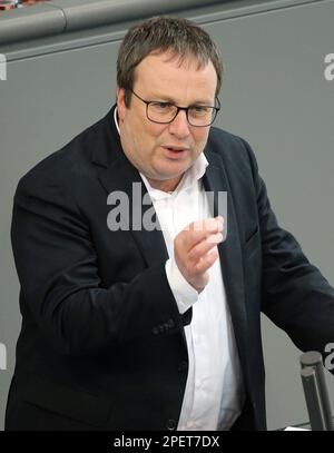 Berlino, Germania. 16th Mar, 2023. Oliver Kriescher, (Bündnis 90/Die Grünen), Ministro dell'ambiente, della conservazione della natura e dei trasporti dello Stato della Renania settentrionale-Vestfalia, interviene alla sessione del Bundestag durante il dibattito sul biglietto dei trasporti pubblici da 49 euro. Credit: Wolfgang Kumm/dpa/Alamy Live News Foto Stock