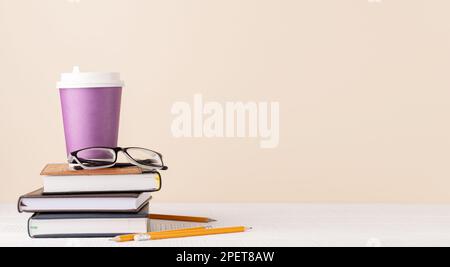 Tazza da caffè su una pila di blocchi note. Con spazio vuoto per il testo Foto Stock