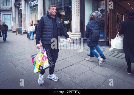 Thomas Henry Skinner, uomo d'affari e personalità televisiva inglese, cammina su Oxford Street in una nuvolosa giornata invernale a Londra nel 2023 Foto Stock