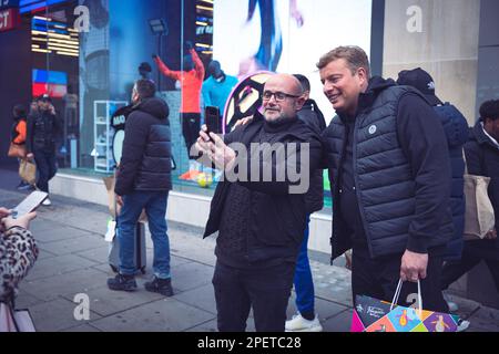 Thomas Henry Skinner, uomo d'affari inglese e personalità televisiva che scattano foto con i fan su Oxford Street sulla nuvolosa Londra 02 2023. Foto Stock