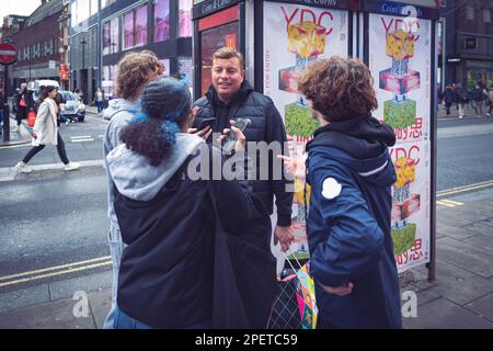 Thomas Henry Skinner, uomo d'affari inglese e personalità televisiva che scattano foto con i fan su Oxford Street sulla nuvolosa Londra 02 2023. Foto Stock