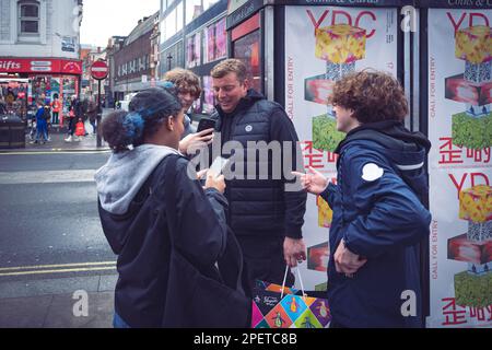 Thomas Henry Skinner, uomo d'affari inglese e personalità televisiva che scattano foto con i fan su Oxford Street sulla nuvolosa Londra 02 2023. Foto Stock