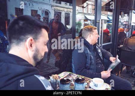 Thomas Henry Skinner l'uomo d'affari inglese e la personalità televisiva godendo la vista con un amico maschio a Soho, Londra, inverno nuvoloso. 2023 Foto Stock