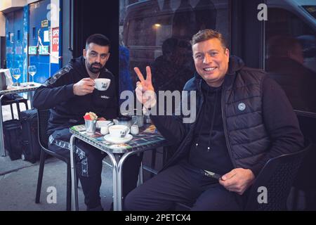 Thomas Henry Skinner l'uomo d'affari inglese e la personalità televisiva che mostra la pace a Soho, inverno nuvoloso Londra, 2023. Foto Stock