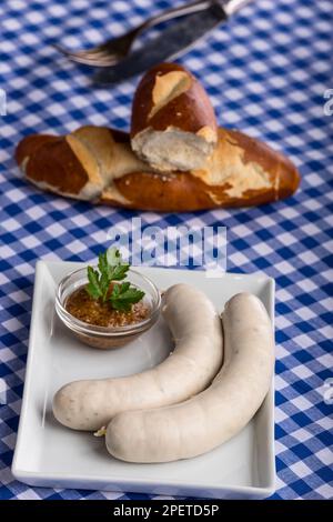 Salsicce bianche bavaresi su un piatto Foto Stock