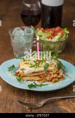 Lasagna italiana su piatto blu Foto Stock