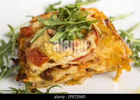 Primo piano di Lasagna con Arucola Foto Stock