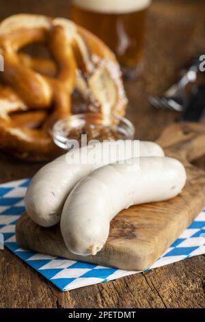 Due salsicce bianche bavaresi su legno Foto Stock