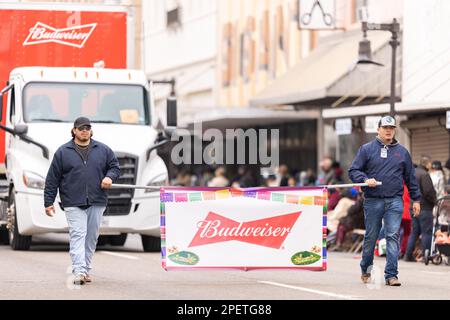 Brownsville, Texas, USA - 26 febbraio 2022: Charro Days Grand International Parade, due uomini che promuovono Budweiser alla parata Foto Stock