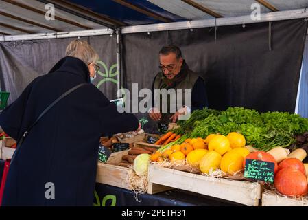 Saint-Maur-des-Fosses, Francia - 8 ottobre 2022: Donna anziana che acquista da ortaggi biologici e frutta stallo al mercato locale agricoltori di strada Foto Stock