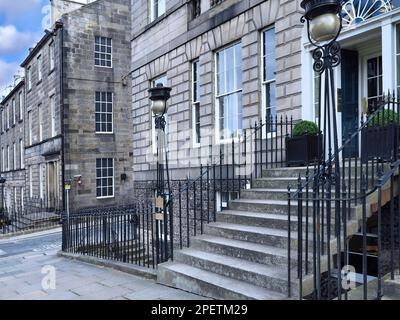 New Town area di Edimburgo, Scozia, con tipiche case in pietra georgiana Foto Stock