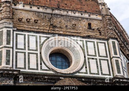 Duomo di Firenze con la famosa cupola del Brunelleschi, simbolo del turismo rinascimentale di Firenze e dell'Italia Foto Stock