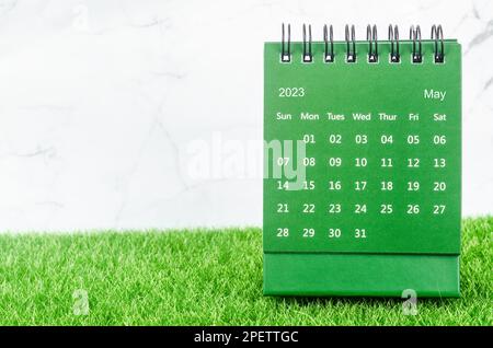 Verde Maggio 2023 Calendario mensile della scrivania per 2023 anno su erba. Foto Stock