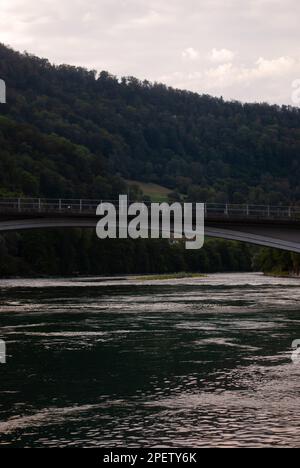 Fiume con acqua limpida nella città di montagna Foto Stock