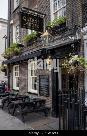 Il pub Queens Larder al 1 Queen Square Bloomsbury London. 18th ° secolo pub costruito sul sito di un larder tenuto dalla regina Charlotte per re Giorgio III Foto Stock