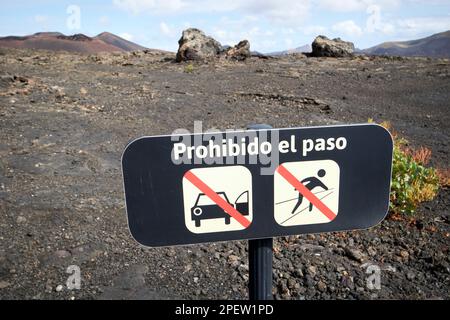 prohibido el paso no guida nessuna passeggiata nei campi di lava riserva naturale parque nacional de timanfaya Lanzarote, Isole Canarie, Spagna Foto Stock