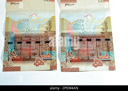 Il lato opposto del Kuwaiti quarto dinar marrone di carta banconota denaro contante valuta presenta Una tradizionale porta di legno Kuwaiti e il primo Kuwai Foto Stock