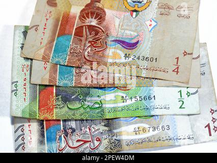 Kuwaiti uno, mezzo e quarto dinari banconote di carta denaro banconote banconote banconote valuta caratteristiche la grande moschea, torre di liberazione, dhow nave, tartaruga marina, fis Foto Stock