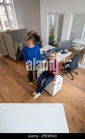 14 marzo 2023, bassa Sassonia, Lüneburg: Corinna Krome e Martin Auer si trovano in uno degli spazi di coattività di Utopia. A Lüneburg, in collaborazione con l'Università di Leuphana - Utopia, nel centro storico, si sta creando un centro di start-up per imprese sociali e sostenibili. Foto: Philipp Schulze/dpa Foto Stock