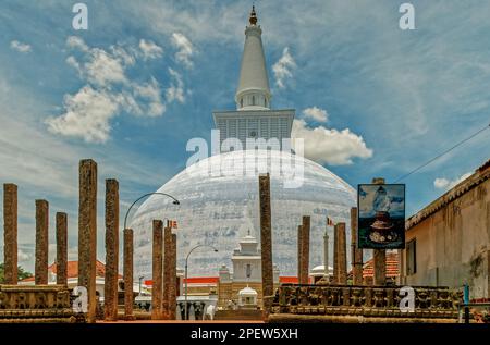 09 10 2007 Ruwanweli Maha Seya Ruwanwelisaya stupa in Anuradhapura; Sri Lanka.Asia. Foto Stock